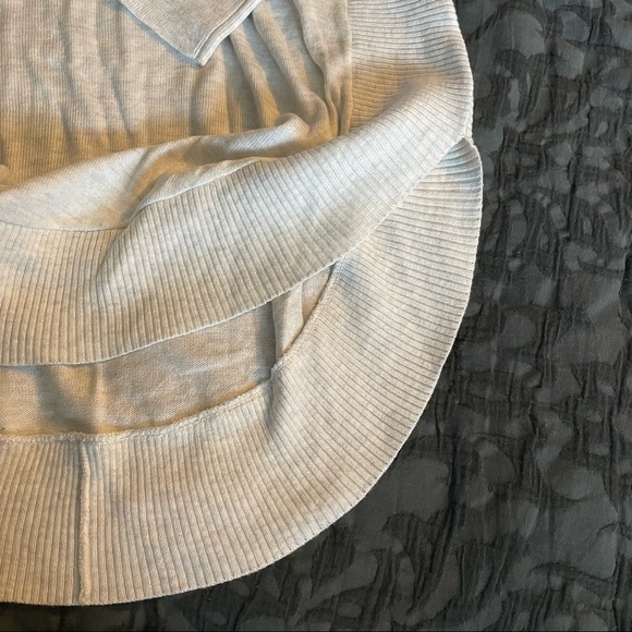 BNWT Express Sweater - Picture 3 of 7